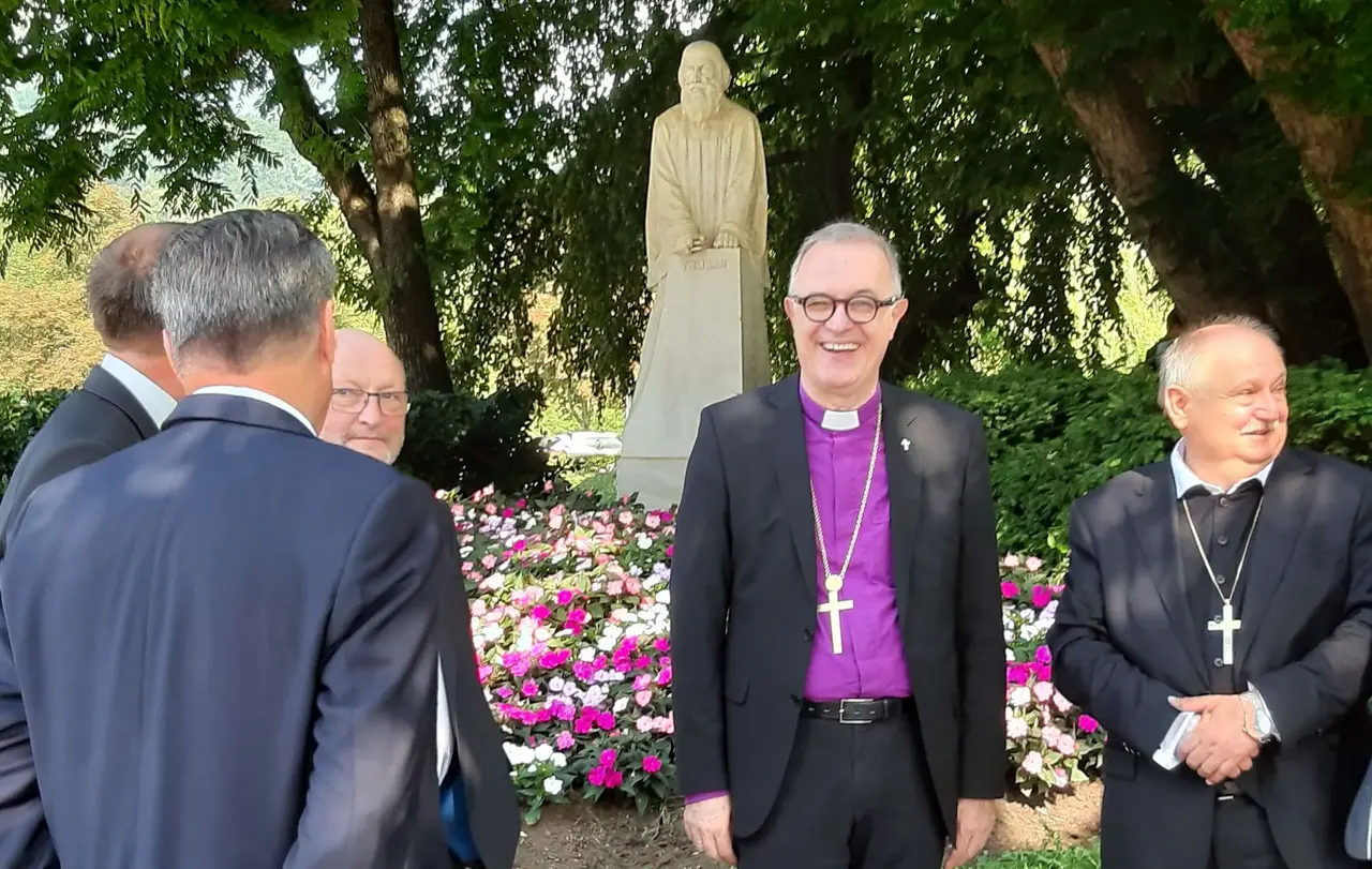 Gedenken an den slowenischen Reformator Primož Trubar vor dessen Denkmal in Ljubljana: An Trubar erinnert auch ein Standbild im Innenhof des Stifts Urach.