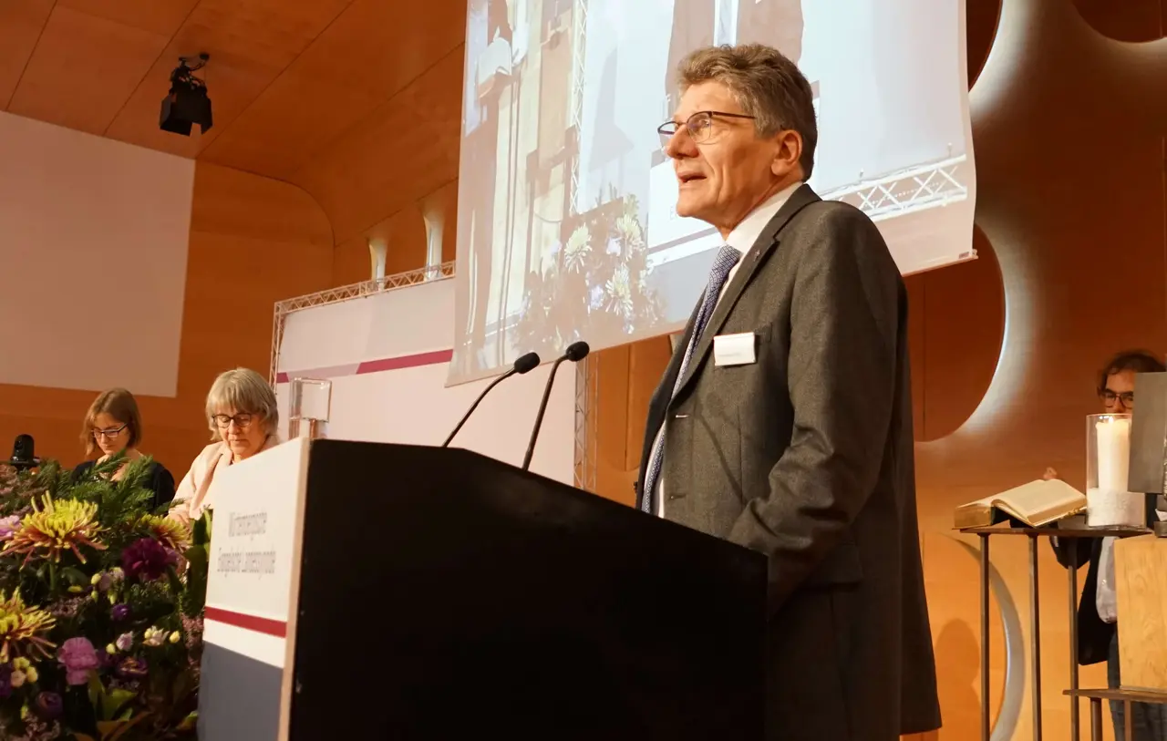 Landesbischof Ernst-Wilhelm Gohl bei seinem Gebet mit den Synodalen.