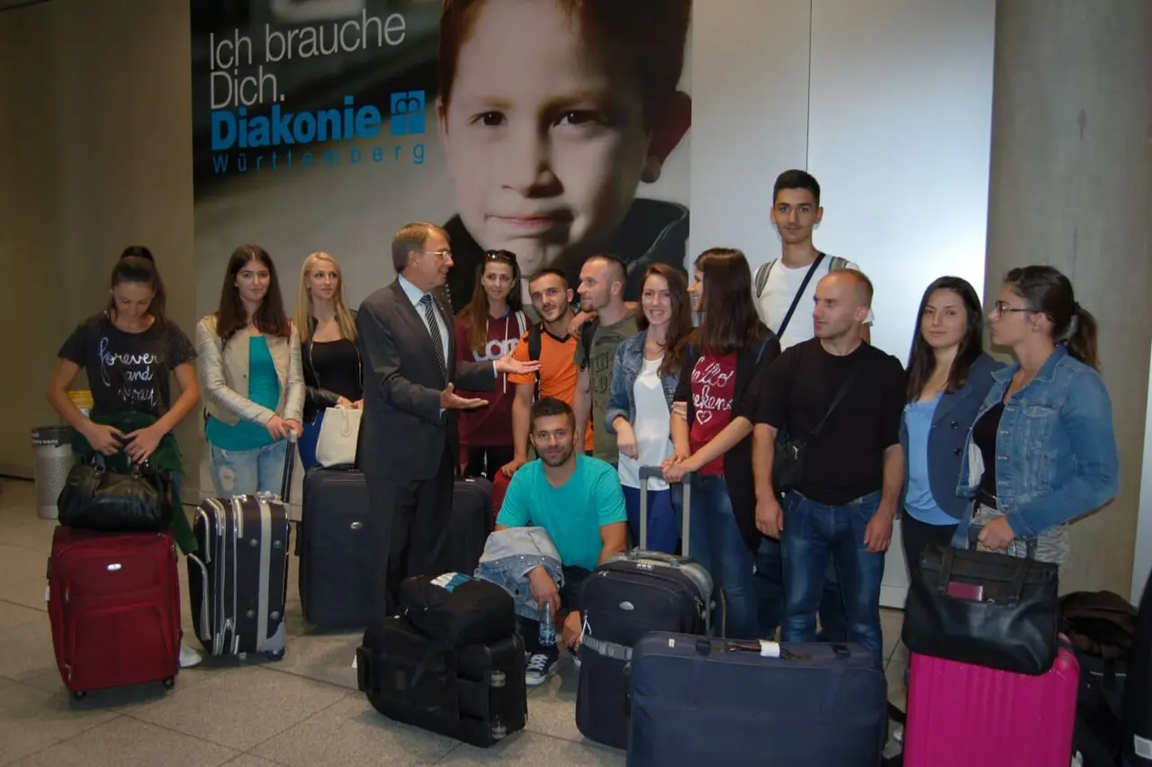 Oberkirchenrat Dieter Kaufmann, Vorstandsvorsitzender der württembergischen Diakonie, heißt junge Kosovaren Willkommen.