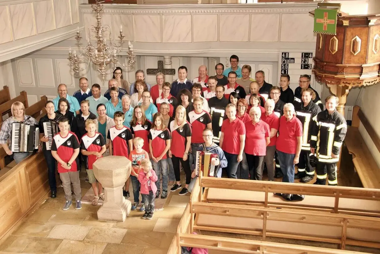 Der TSV Schopfloch lädt zum Spendenlauf für die Johanneskirche. Mit dabei die Freiwillige Feuerwehr, die Landfrauen, der Liederkranz, die Bergwacht und das Fundraisingteam der Kirchengemeinde.