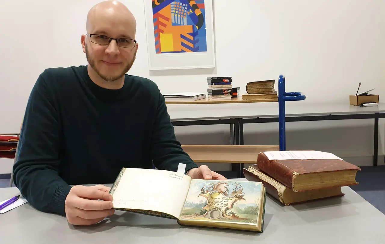 Archiv-Mitarbeiter Uwe Heizmann zeigt ein Stammbuch aus dem Jahr 1785: „Heute würde man Poesiealbum dazu sagen.“