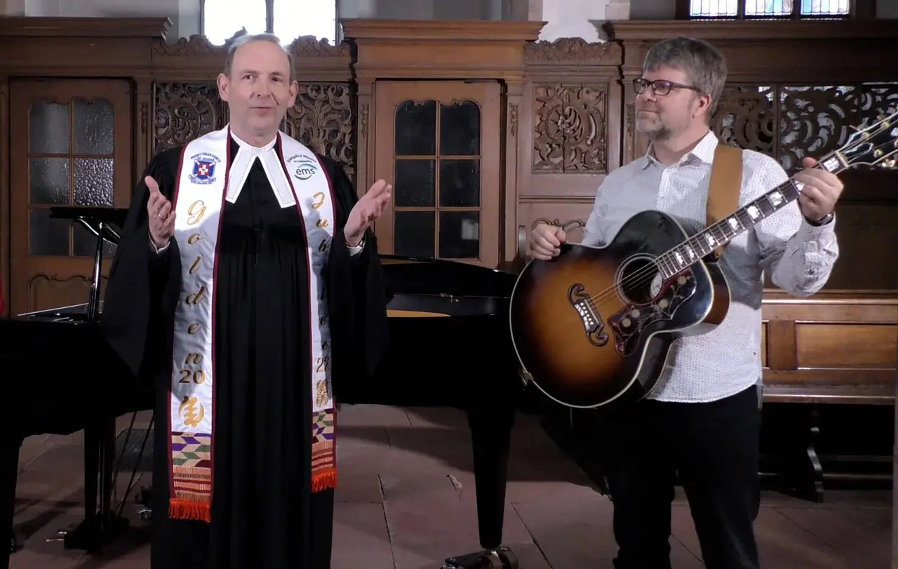 Pfarrer Dr. Dieter Heidtmann, Generalsekretär der EMS,  ist gespannt, wie der Jubiläums-Song von Fabian Vogt (rechts) von den Gemeinden der EMS-Mitgliedskirchen gestaltet wird.