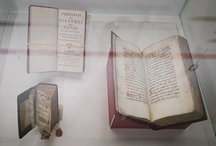 Psalter der Hugenotten (links unten) und Buch der Nonne Barbara (rechts)