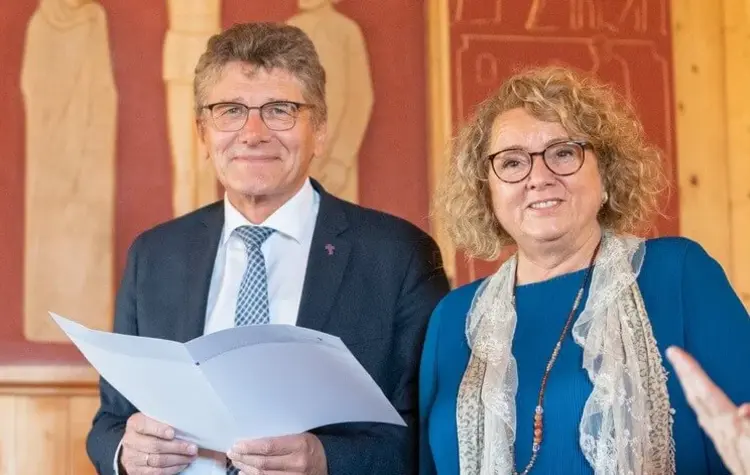 Landesbischof Ernst-Wilhelm Gohl und Angelika Klingel bei der Verleihung der Brenzmedaille in Silber