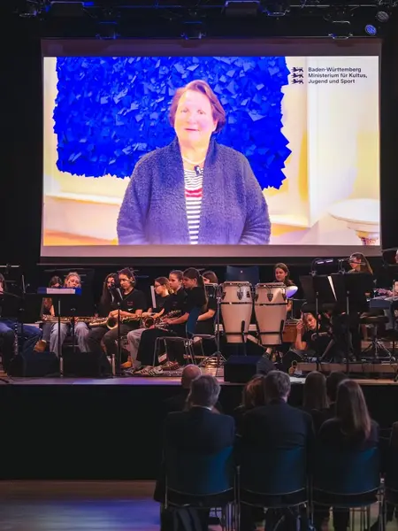 Die Schirmherrin des Wettbewerbs Theresa Schopper, baden-württembergische Ministerin für Kultus, Jugend und Sport, nahm digital an der Preisverleihung teil.