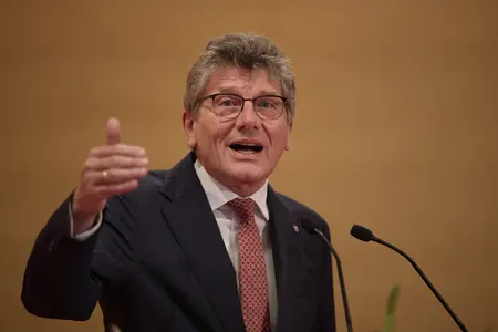 Landesbischof Ernst-Wilhelm Gohl sprach in seinem Bericht auf der Sommersynode auch den zunehmenden Antisemitismus an.
