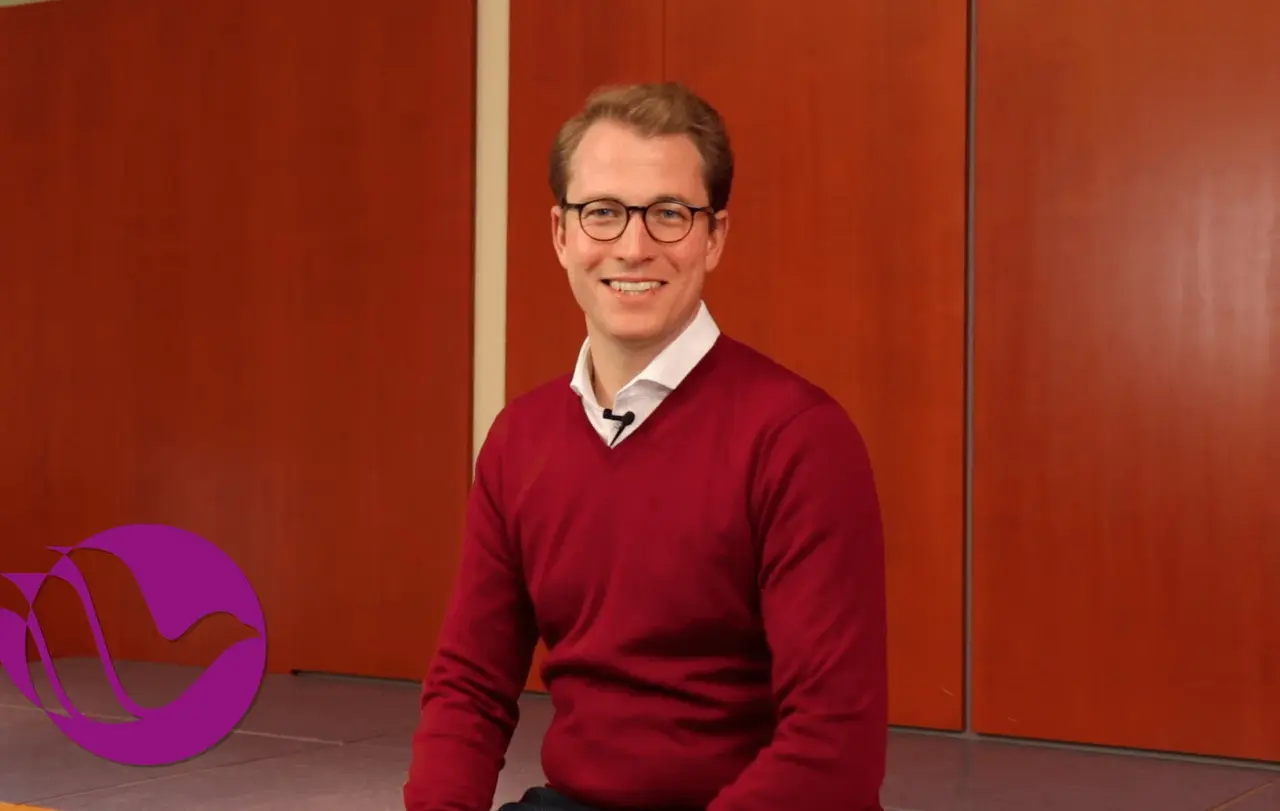 Hinter den Konfi-Checker-Videos steht Pfarrer Maximilian Schiek, der in den Videos grundlegende Fragen zu Konfirmation und Gottesdienst klärt.