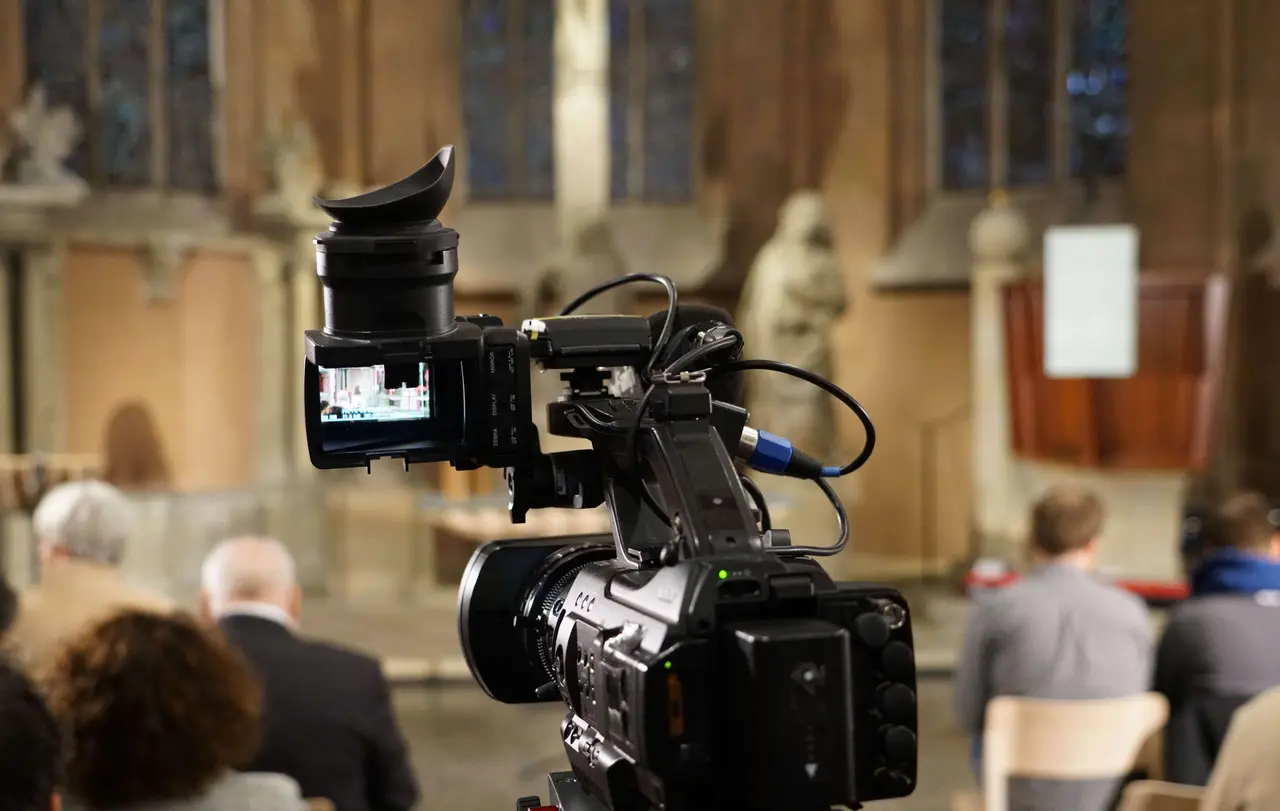 Zahlreiche Gemeinden setzen in Corona-Zeiten unter anderem auf Streaming-Angebote aus ihren Gottesdiensten (Archivfoto).