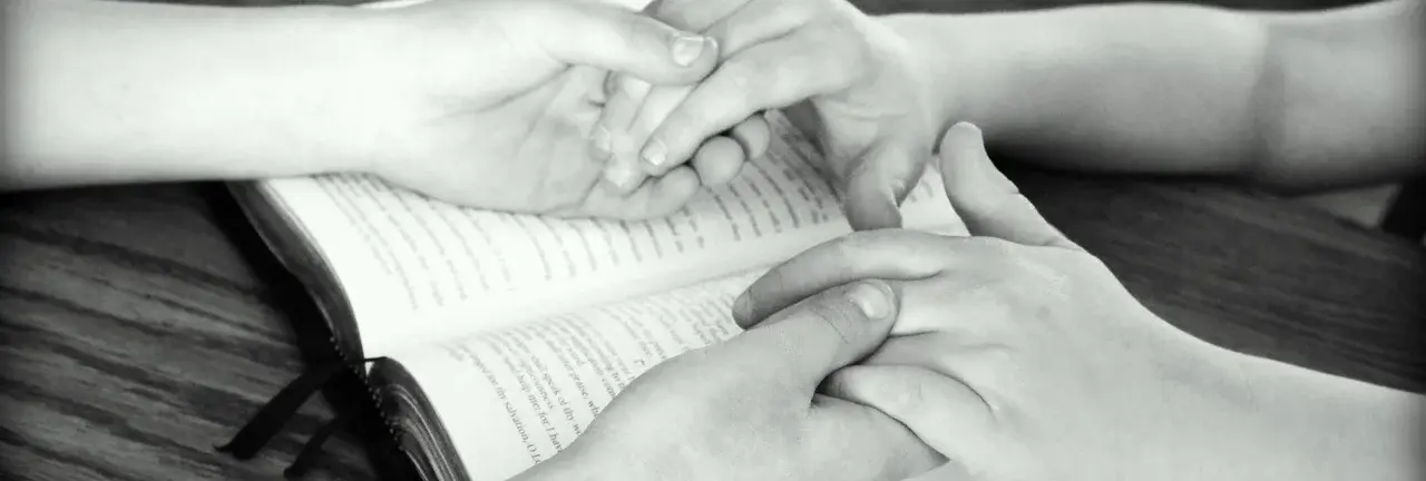 Gemeinsames Beten in Hauskreisen