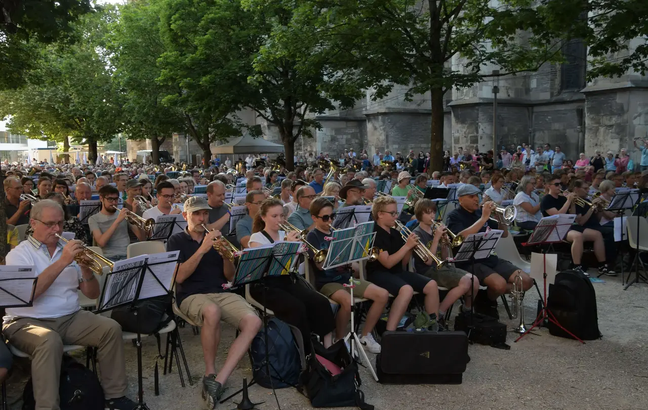 Viele Konzerte fanden unter freiem Himmel statt.