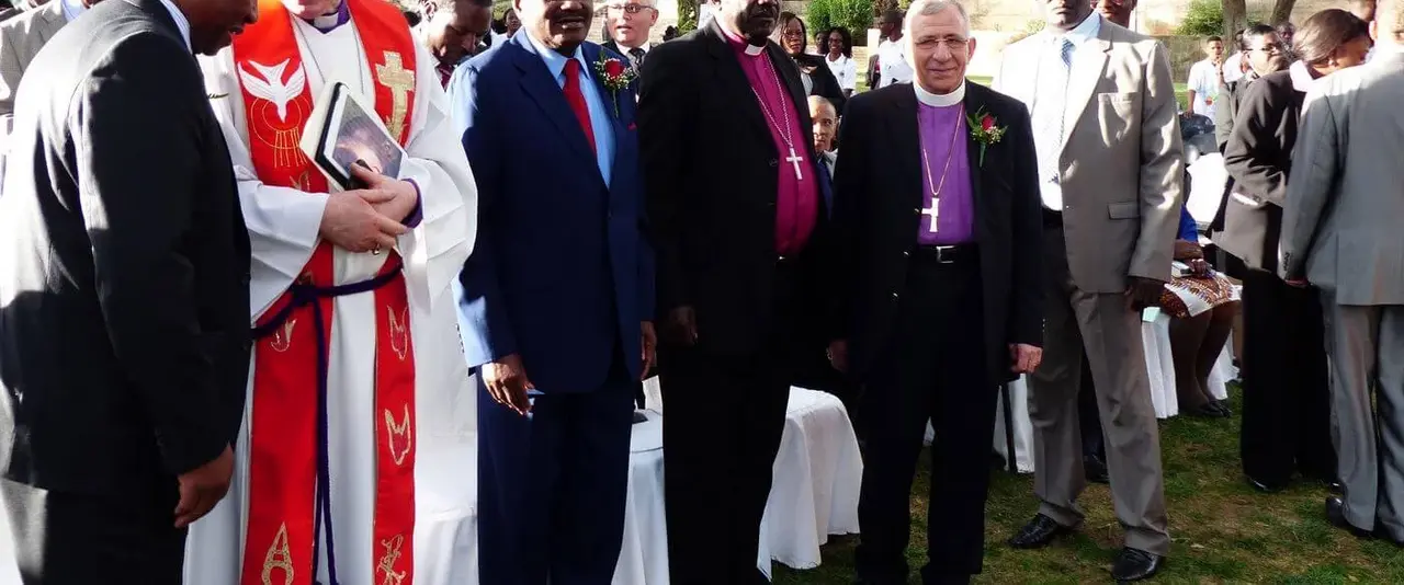 Bischof Kameeta (in weiß), Nickey Iyambo, Vizeministerpräsident Namibia, Bischof Nambala, Vorsitzender des gemeinsamen Ausschusses der drei lutherischen Kirchen in Namibia, die die Vollversammlung in Windhuk vorbereiten, Bischof Munib Younan, Präsident LWB vor der Auftaktveranstaltung im „Parlamentsgarten“ in Windhuk.