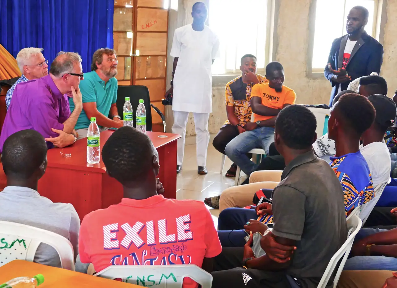 Landesbischof July im Gespräch mit Schülern und Auszubildenden an einer Schule des YMCA in Kaduna/Nordnigeria