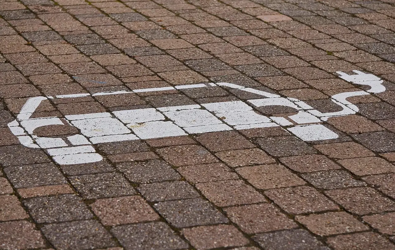 Die württembergische Landeskirche will ihren Mitarbeitern den Einstieg in die Elektromobilität erleichtern (Symbolbild).
