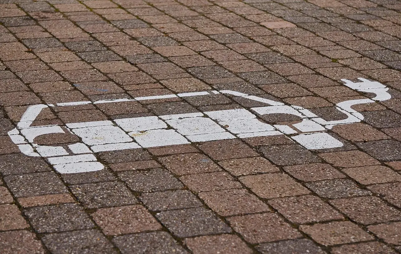 Die Maßnahmen, um Treibhausgas-Emissionen zu reduzieren, werden individuell gestaltet - auch die verstärkte Nutzung von Elektromobilität könnte unterstützt werden.