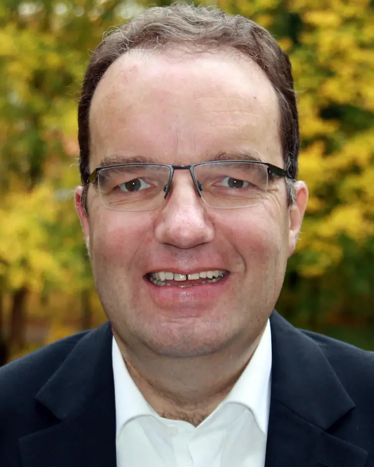 Pfarrer Peter Steinle Der bisherige Medienbeauftragte der Evangelischen Kirche in der Prälatur Reutlingen und Bezirkspressepfarrer im Evangelischen Kirchenbezirk Tübingen, Peter Steinle, beginnt am 1. Juli seinen neuen Dienst als Pfarrer in Meckenbeuren.