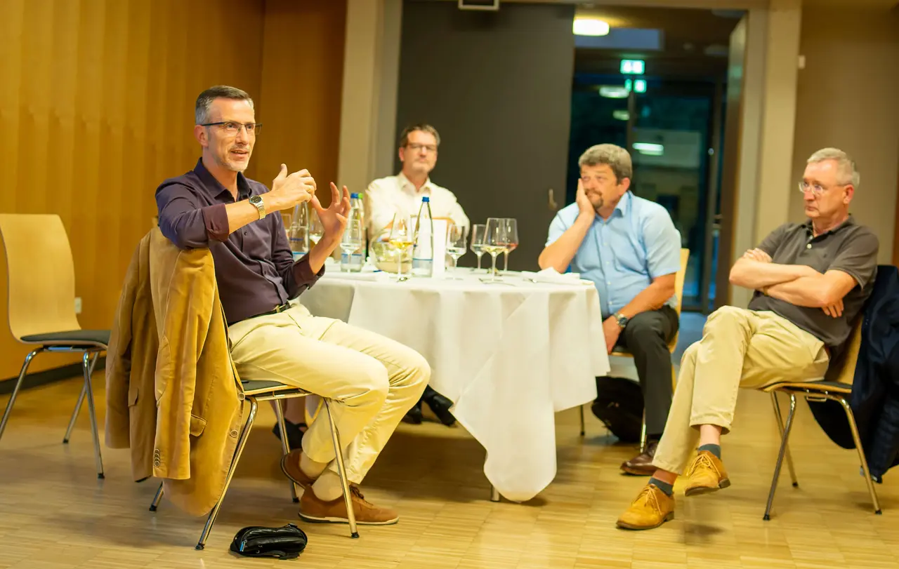 Auf dem Foto zu sehen ist der Islambeauftragte der Evangelischen Landeskirche in Württemberg, Dr. Friedmann Eißler (vorne links).