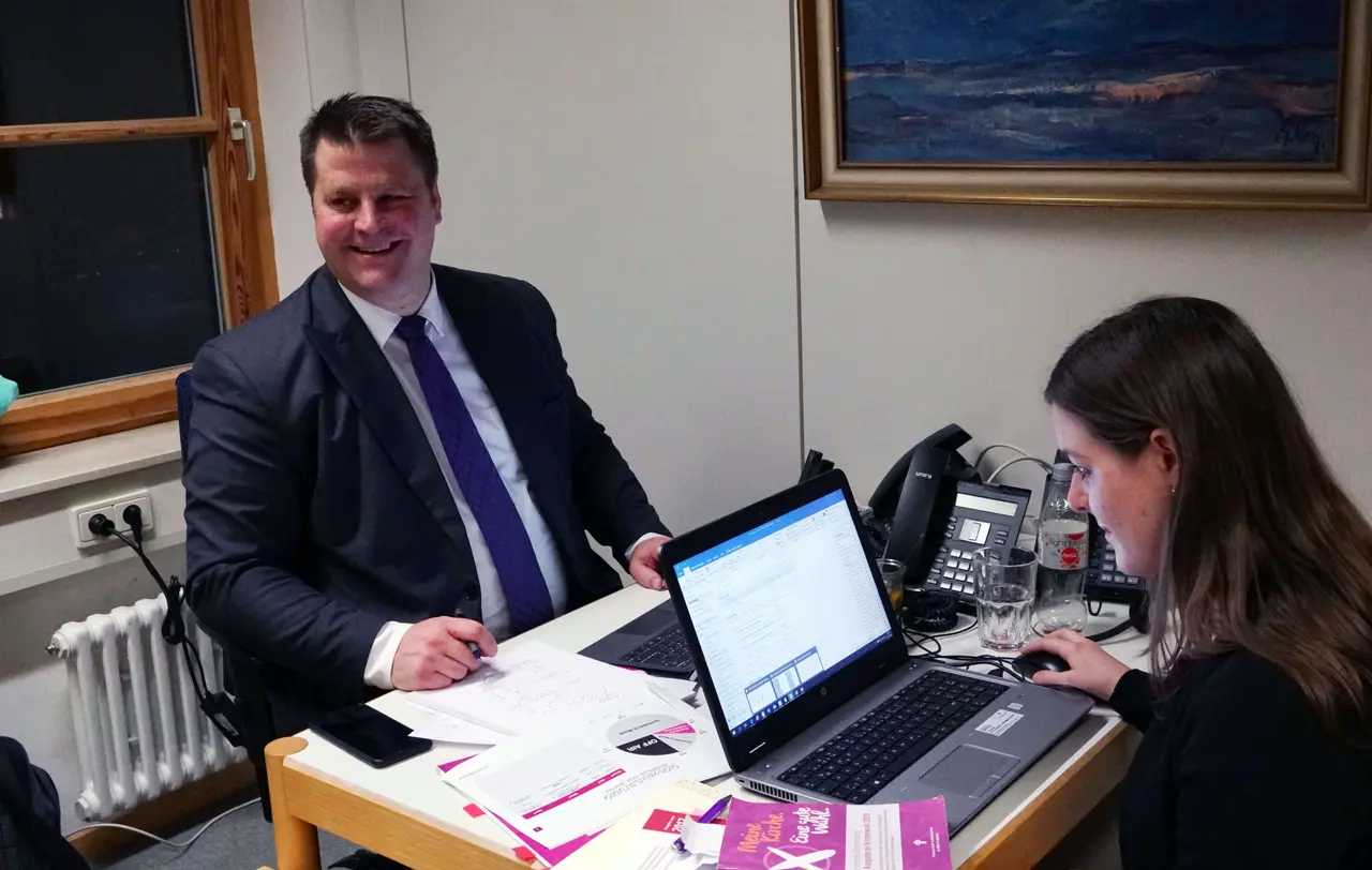 Trotz des Auszählungsstresses gut gelaunt: Wahlleiter Christian Schuler und seine Mitarbeiterin Sandra Weinert.