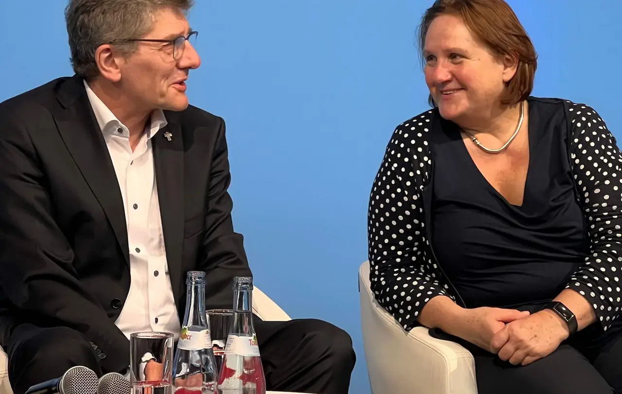 Landesbischof Ernst-Wilhelm Gohl und Kultusministerin Theresa Schopper beim Podiumsgespräch auf der didacta.