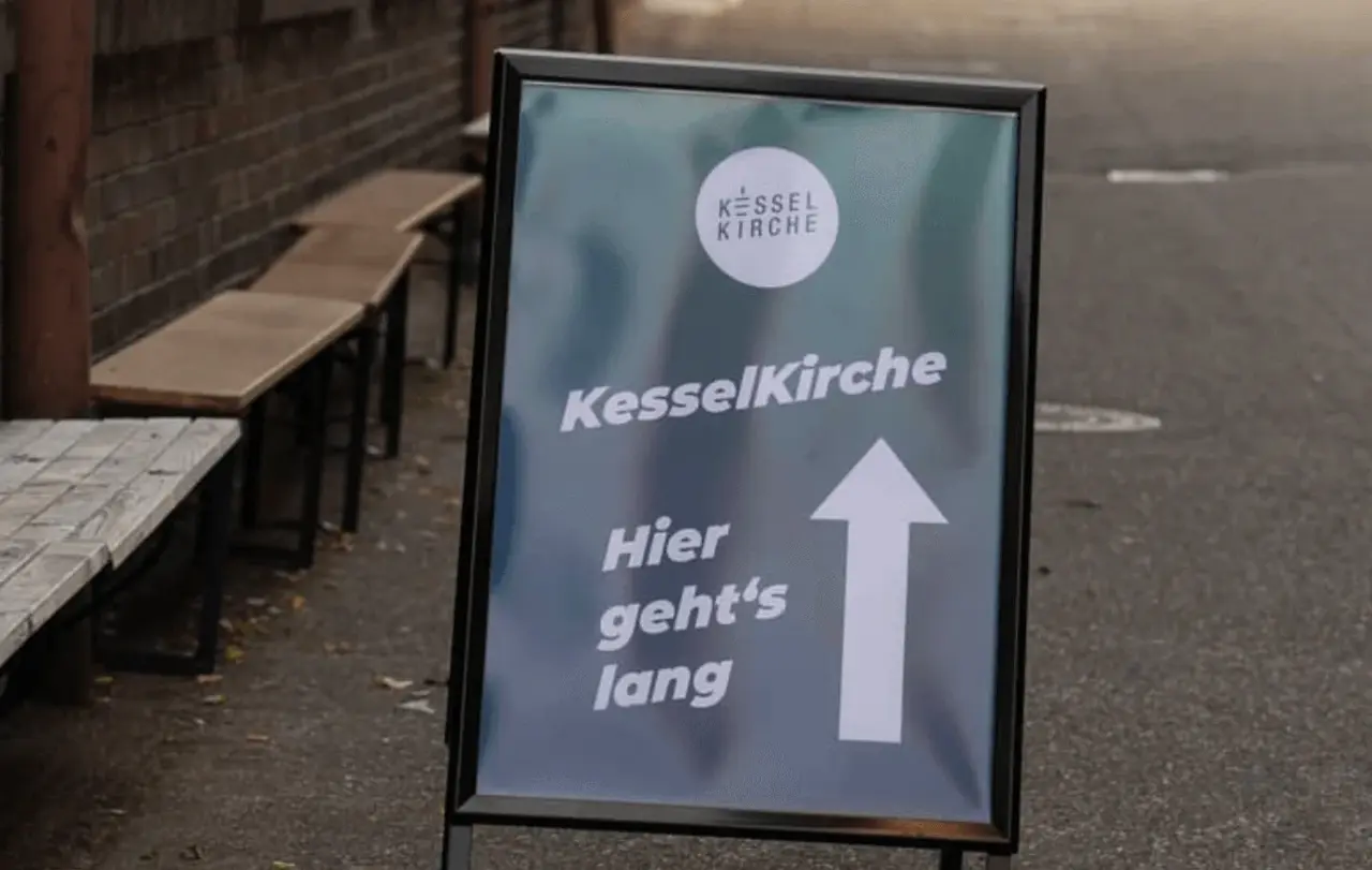 Die „KesselKirche“ in Stuttgart richtet sich an junge Erwachsene, Singles, Paare und junge Familien.