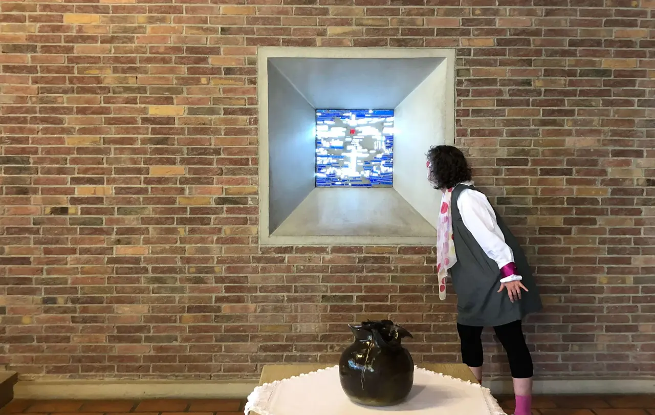 Ist das eine Clownnase im Kirchenfenster?