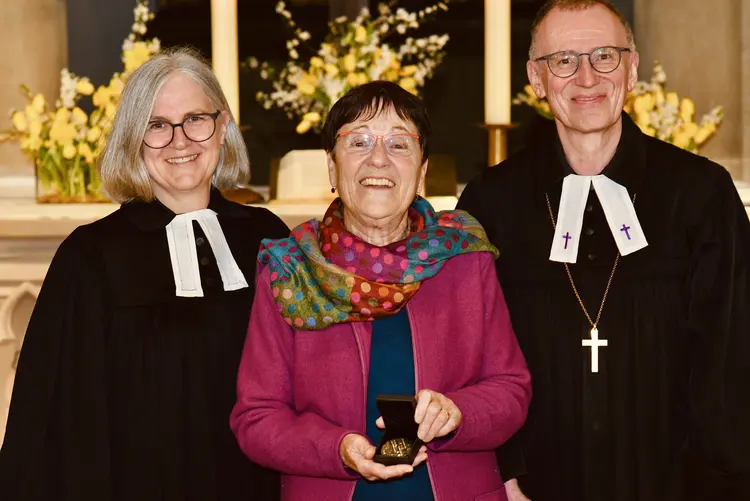 v.l.n.r. Dekanin Susanne Digel, Irmgard Böhler und Prälat Ralf Albrecht