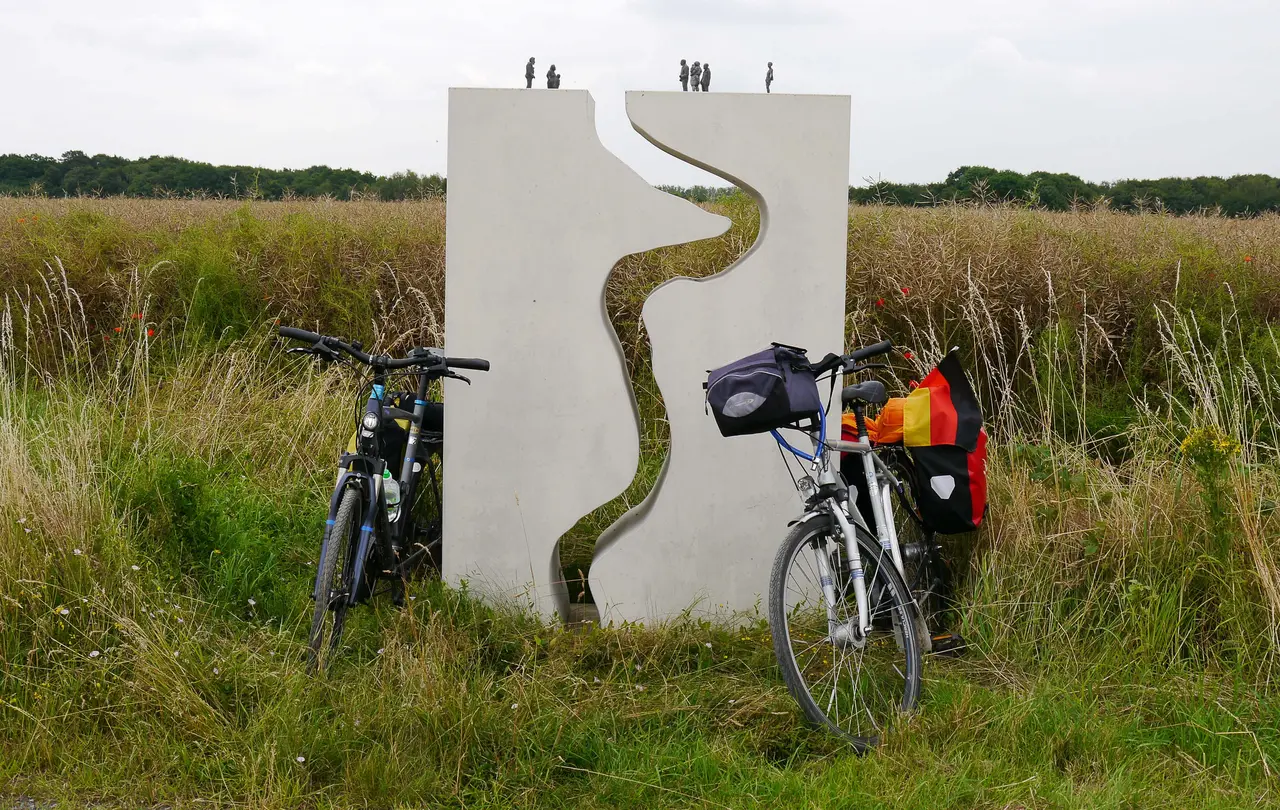 Denkmal direkt am Radweg „Grünes Band Deutschland“ an der ehemaligen innerdeutschen Grenze zwischen dem Goslarer Teilort Vienenburg/Wiedelah (Niedersachsen) und Osterwieck-Suderode (Sachsen-Anhalt).