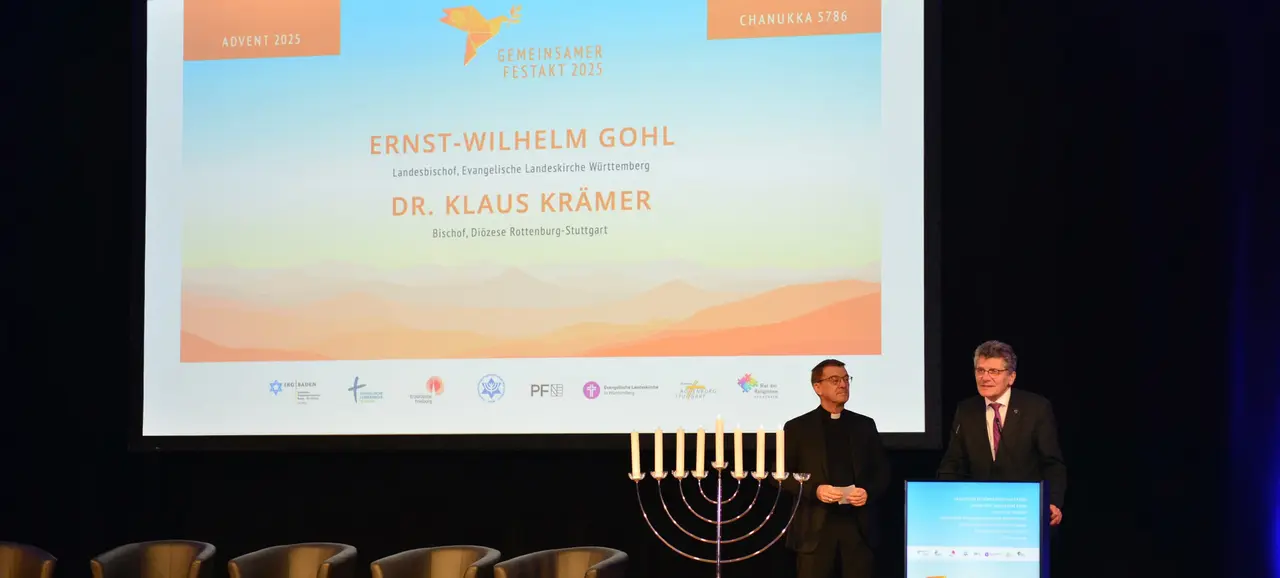Festakt in Pforzheim nach Schabbatende und am 4. Advent. Landesbischof Ernst-Wilhelm Gohl hob die Bedeutung des gemeinsamen Einsatzes gegen Antisemitismus durch die Zivilgesellschaft, die Kirchen und Gewerkschaften hervor