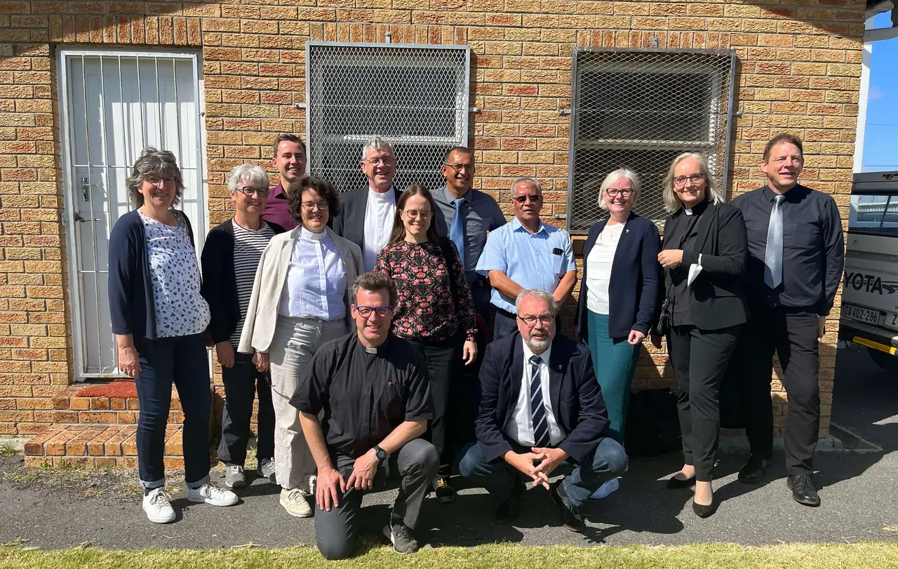 Die Delegation aus Württemberg besuchte unter anderem das Theologische Zentrum der Moravian Church. (v. l. n. r.: Dorothee Knappenberger, Heidi Hafner, Christoph Lehmann (alle MOE-Ausschuss)), Christine Keim, Ulrich Heckel (beide OKR), Susanne Jäckle-Weckert (MOE), Jeremy Wyngaard, Martin Abrahams (beide MCSA), Sabine Foth (Präsidentin Landessynode), Yasna Crüsemann (MOE), Georg Meyer (EMS). Vorne: Matthias Vosseler, Anselm Kreh (beide MOE)