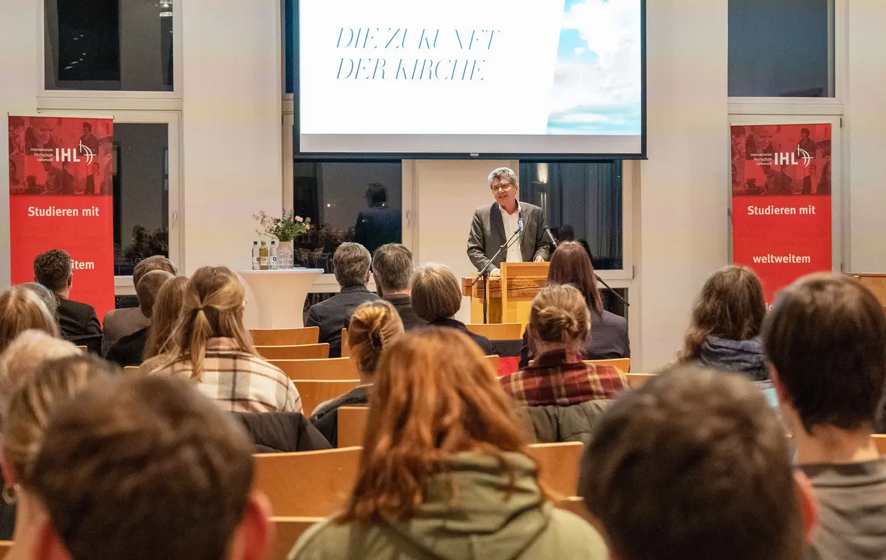 Landesbischof Gohl im Gespräch mit Liebenzeller Studierenden.