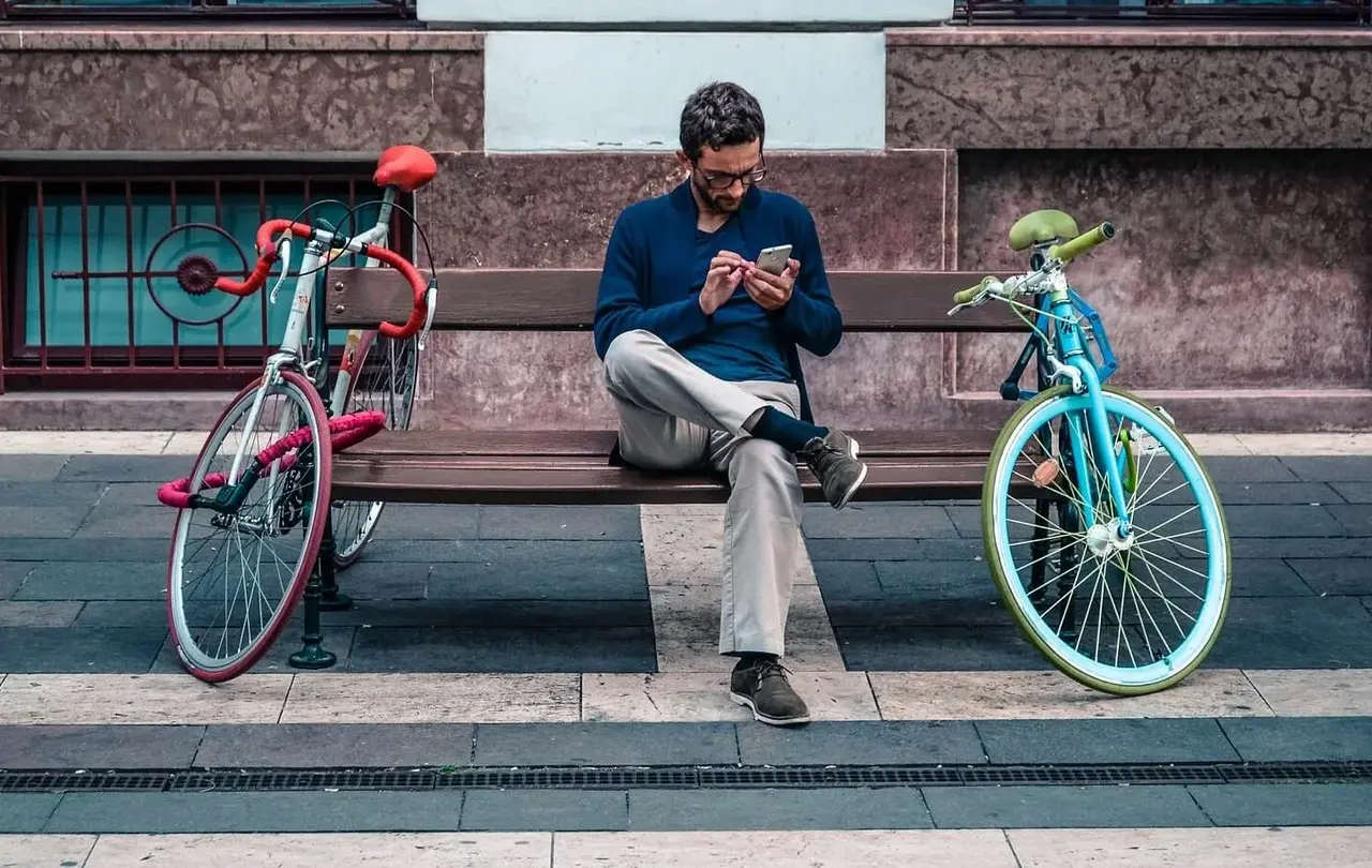 Die neue Basisbibel gibt es auch in einer App fürs Smartphone.