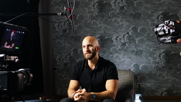 Nahaufnahme sitzender Flavio Simonetti bei Videodreh