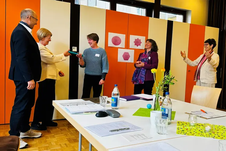 Stabübergabe vom alten an das neue Leitungsteam der PPiW: (von links) Albrecht Bühler, Hannah Binder, Veronika Laudien (neues Leitungsteam), Cornelia Mutschler-Hauff (bisher 1. Vorsitzende) und Angelika Reusch (bisher 2. Vorsitzende). Zum neuen Leitungsteam gehört zudem Verena Mack (nicht im Bild).