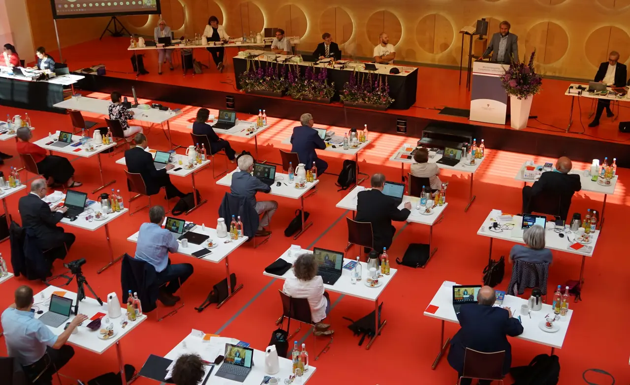 Kuschelig ist anders: In Zeiten von Corona sind die Synodalen bei ihrer Sommertagung lieber auf Distanz gegangen. Die Sicherheit ging vor.