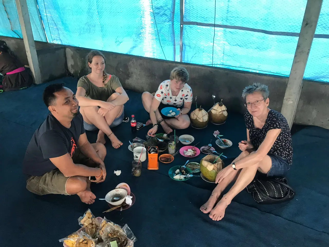 Essen in einem traditionellen Warung (kleiner Straßenessensstand).