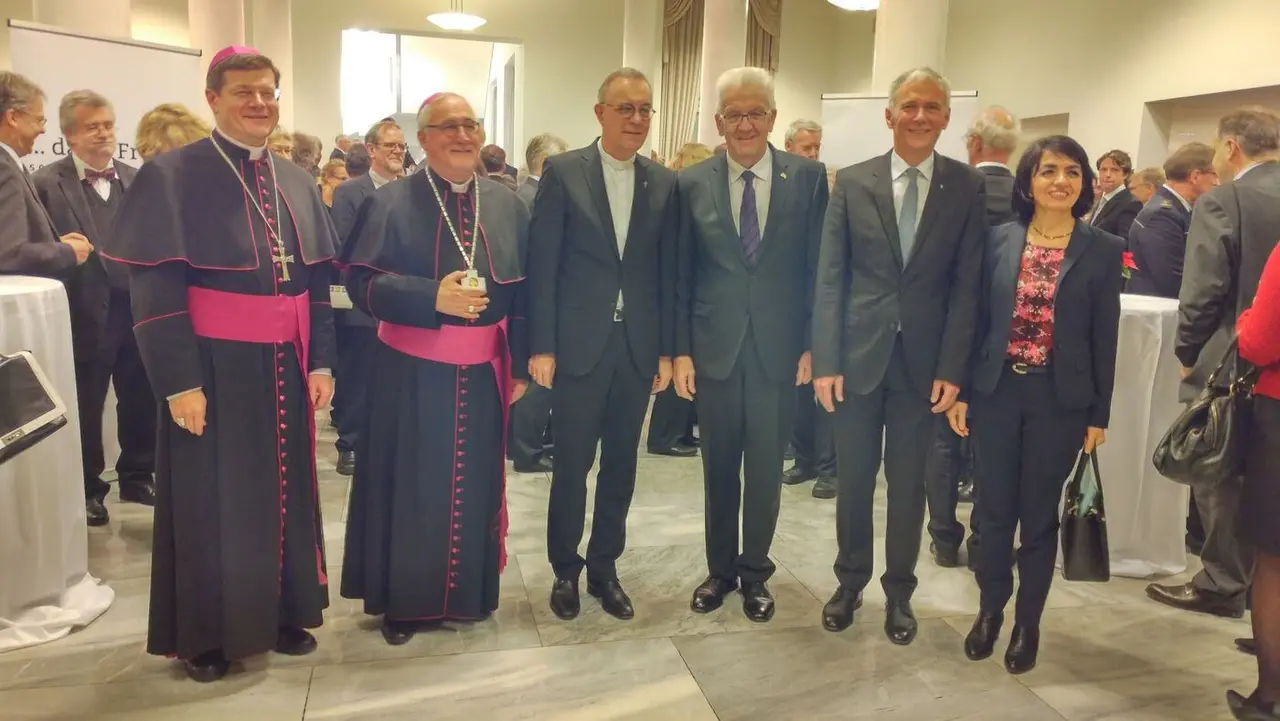Erzbischof Stephan Burger (Freiburg), Bischof Dr. Gebhard Fürst (Rottenburg-Stuttgart), Landesbischof Dr. h. c. Frank Otfried July (Württemberg), Ministerpräsident Winfried Kretschmann, Landesbischof Prof. Dr. Jochen Cornelius-Bundschuh (Baden) und Landtagspräsidentin Muhterem Aras. (vlnr)