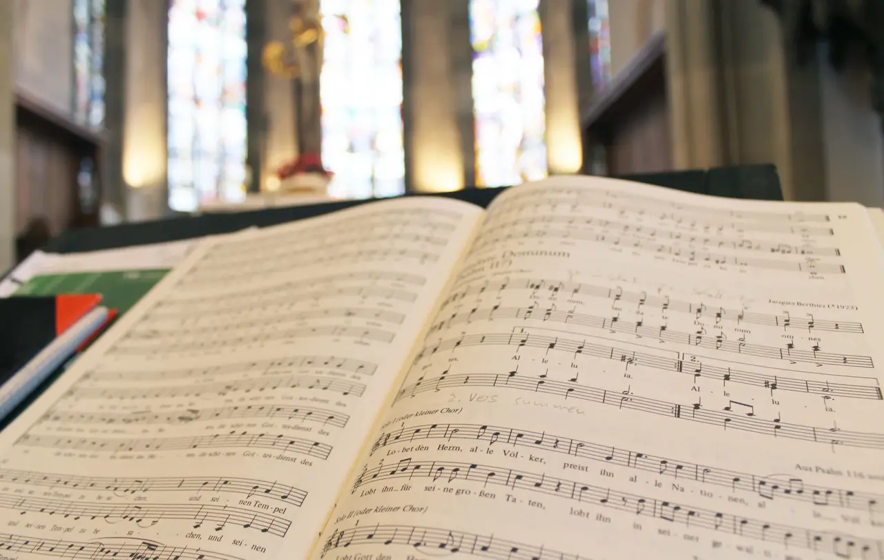 Bei niedrigen Inzidenzwerten ist kirchliches Singen und Musizieren derzeit wieder möglich. Allerdings gibt es einiges zu beachten.