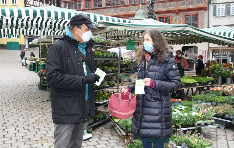 Auf dem Tübinger Wochenmarkt werden seit 10. März „Lichtblicke“ verteilt, um die Menschen so mit Hoffnung und Freude zu überraschen.