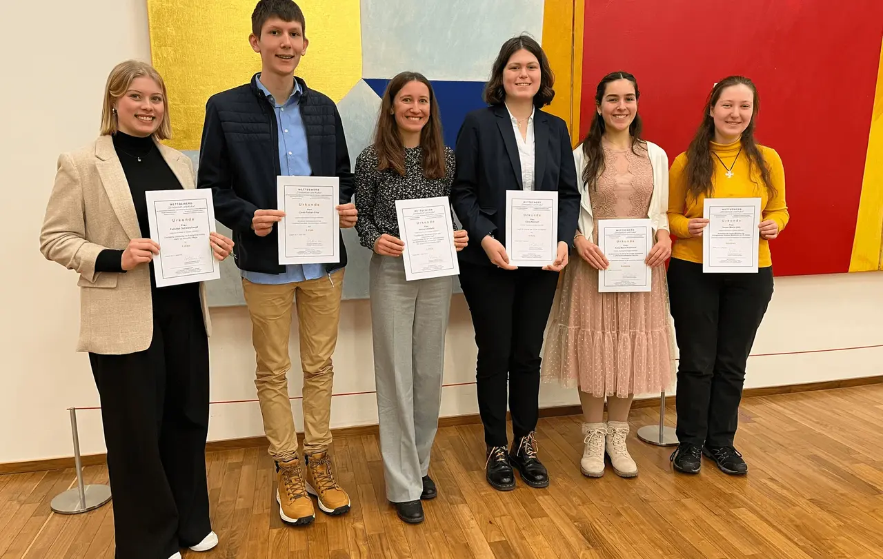 Die Preisträgerinnen und Preisträger von links: Felicitas Schwarzhaupt, Leon Fabian Frey, Hanna Leibfarh, Clara Reichert, Anna-Marie Robitzsch, Theresa Moira Löhr.