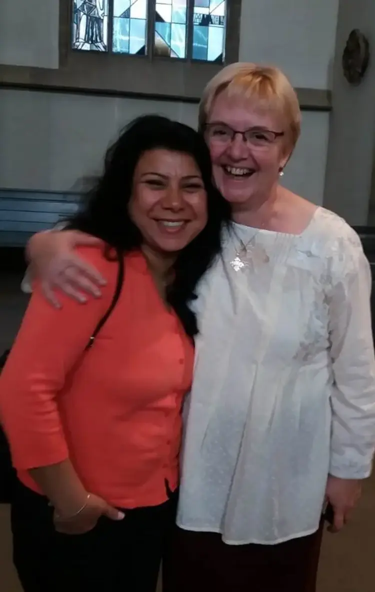 Die Leiterin der arabisch-evangelischen Gemeinde, Heidi Josua, (rechts) und Inas Girges aus Kairo (links), die in der Gemeinde Praktikantin war.