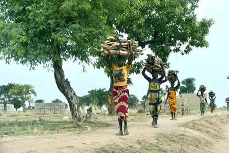 In Nigeria ist es üblich, dass Frauen Lasten auf dem Kopf transportieren.