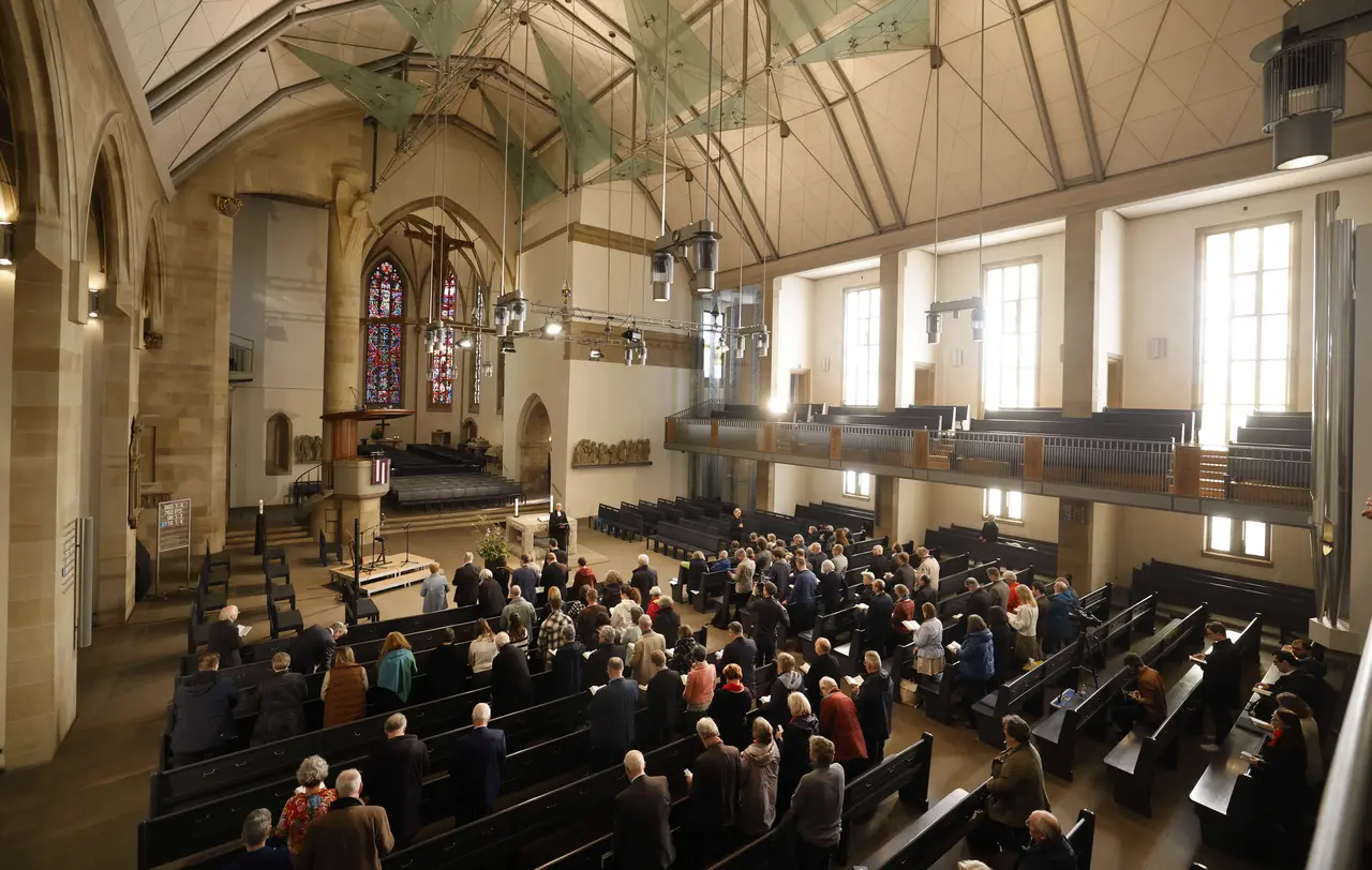 Die Synodalen beim Eröffnungsgottesdienst in der Stiftskirche.