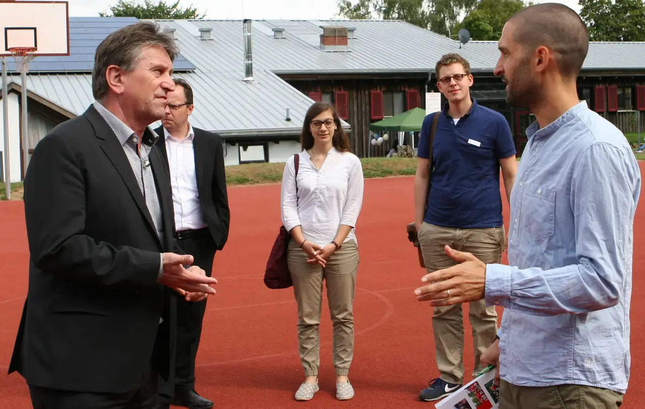 Der baden-württembergische Sozialminister Manfred "Manne" Lucha im Gespräch mit Yasin Adigüzel, Landesjugendreferent des EJW
