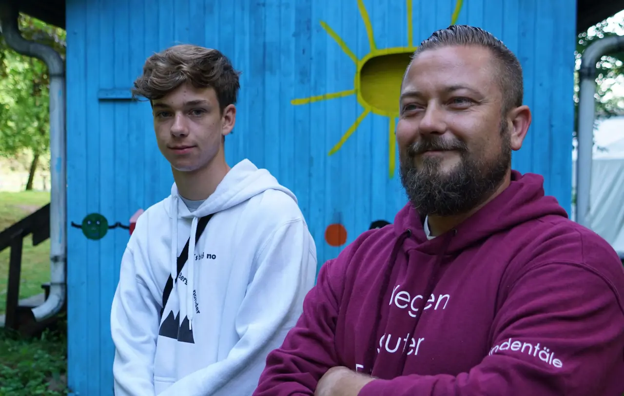 Markus Stängle (rechts) engagiert sich seit 30 Jahren ehrenamtlich als Gruppenleiter im evangelischen Waldheim Lindentäle in Stuttgart-Feuerbach. Sohn Leo tritt in diesem Jahr erstmals in seine Fußstapfen.