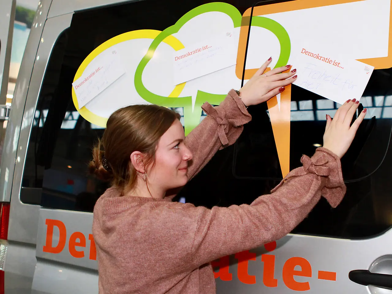 Ein Jahr lang werden die Kirchen mit dem Demokratie-Mobil durch Baden-Württemberg fahren, um zum "Siebzigsten" des Grundgesetzes mit den Menschen über Demokratie und Menschenrechte ins Gespräch zu kommen