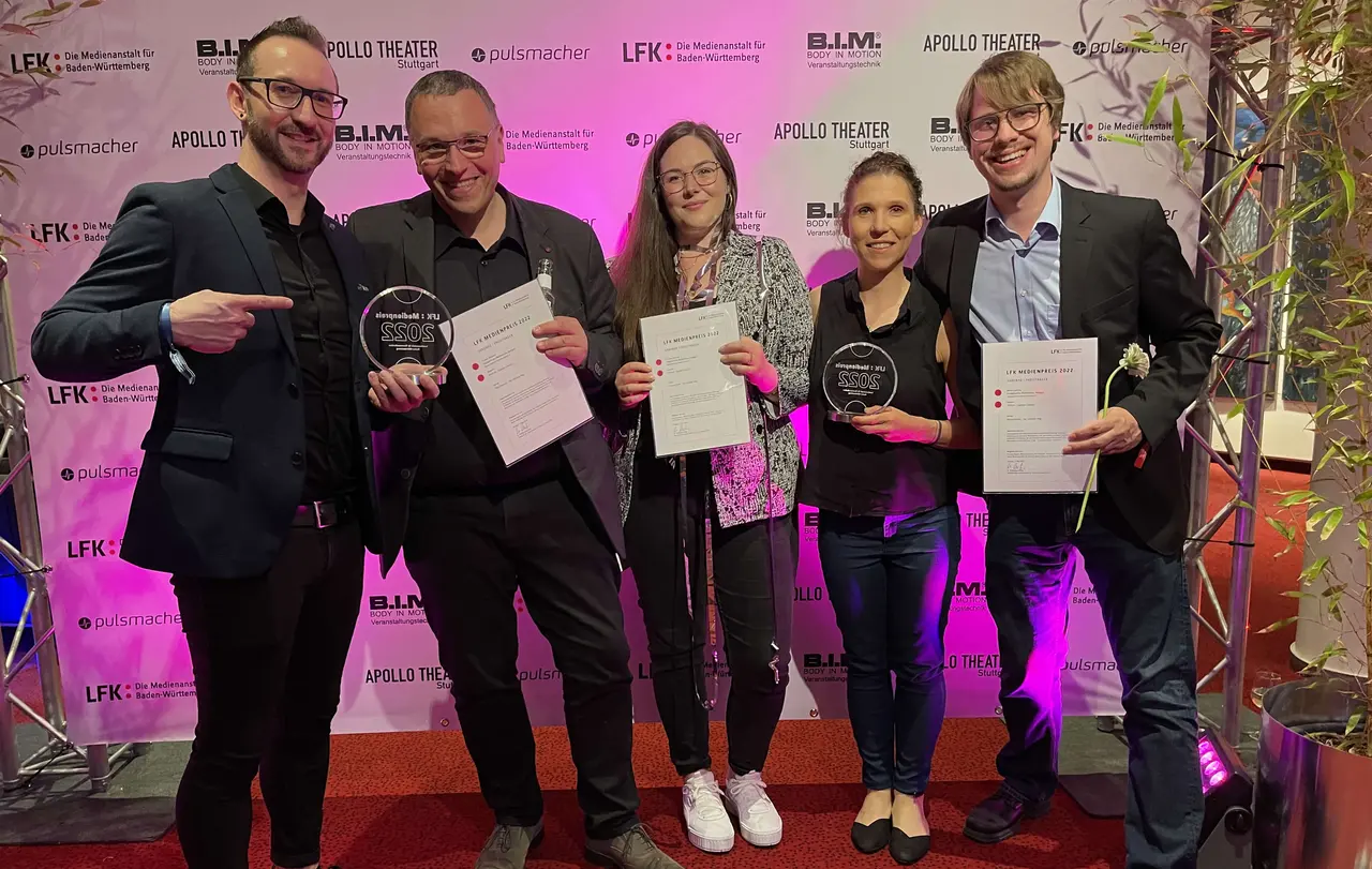 Achim Schmidt, Tobias Glawion, Corinna Schmid, Tina Tansek und Martin Janotta (v.l.n.r.) haben den Lfk-Medienpreis für das Multimedia-Projekt „Körperspende - der vorletzte Weg“ entgegen genommen.