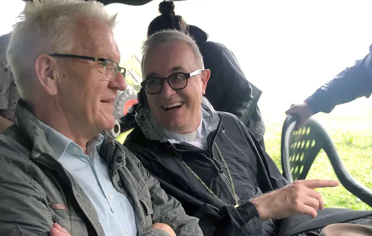 „Ökumene“ auch bei schlechtem Wetter: Der Ministerpräsident und Katholik Winfried Kretschmann (Grünbe, l.) und der evangelische Landesbischof Dr. h. c. Frank Otfried July lassen sich die Stimmung durch den Regen nicht verderben.