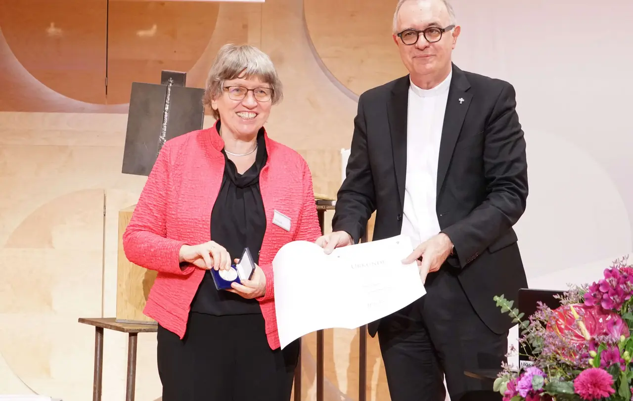 Landesbischof Dr. h.c. Frank Otfried July zeichnete Synodenpräsidentin Inge Schneider mit der Silbernen Brenz-Medaille aus - es ist die höchste Auszeichnung, die die Evangelische Landeskirche in Württemberg zu vergeben hat.
