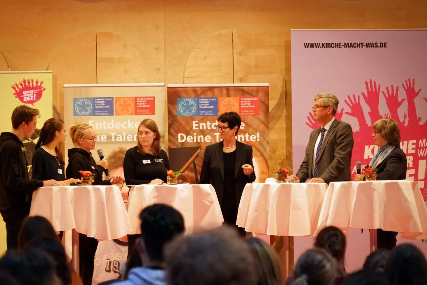 Ingesamt 4 Runden zu verschiedenen Themen sah sich die Kirchenleitung den Thesen der Seminaristen ausgeliefert.