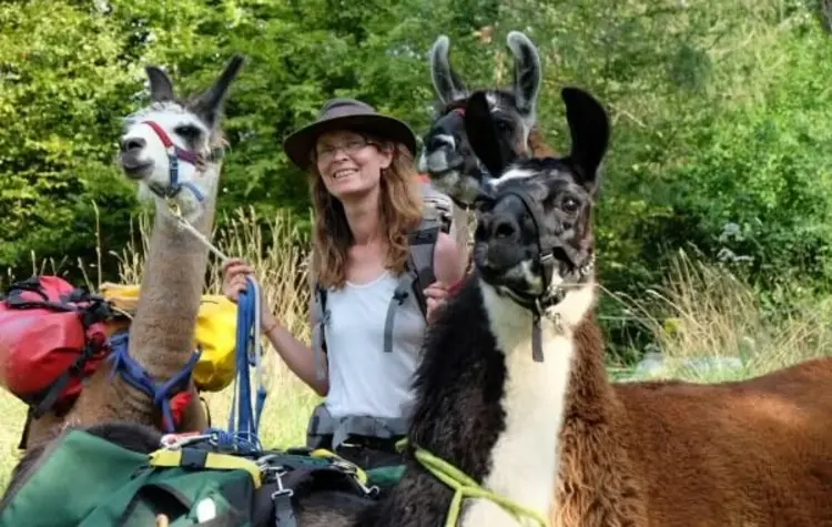 Pfarrerin Ulrike Schaich ist überzeugt, dass ihre Lamas den Teilnehmern ihrer Gottesdienste und Wanderungen einen neuen Blick auf die Schöpfung ermöglichen.