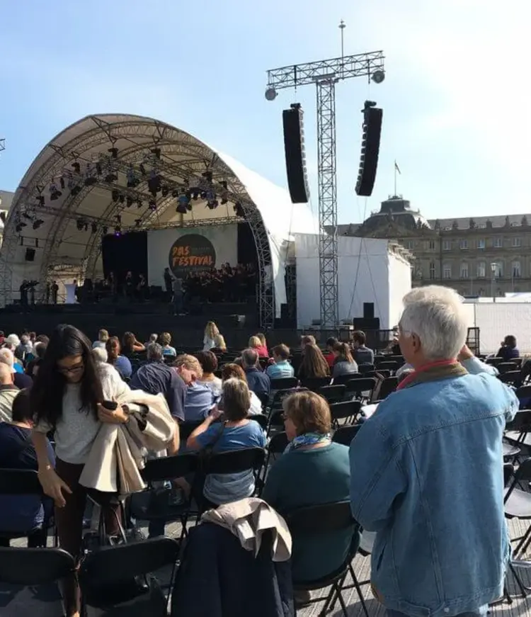 Das Festival "... da ist Freiheit" auf dem Stuttgarter Schlossplatz. Die ersten Gäste kommen.